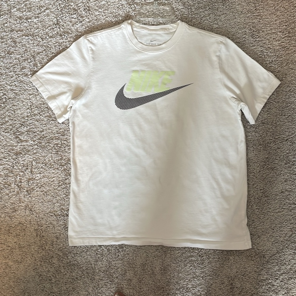 EUC White Nike Logo Tee Shirt, Size Large P2P…22&1/4-Nike shoulder 2 Hem: 27”